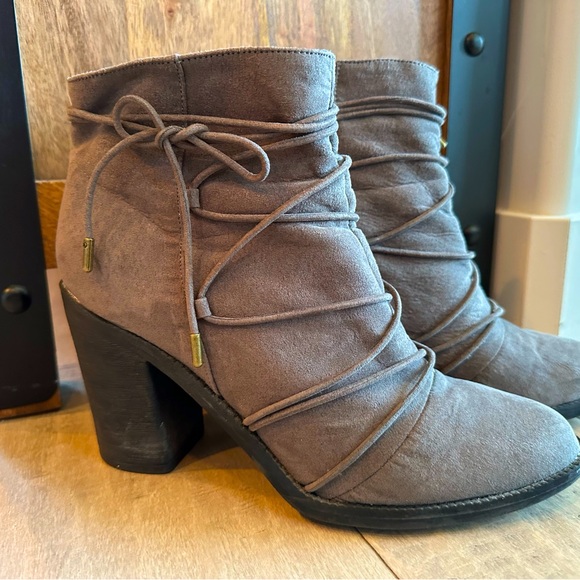 Adorable suede ankle boot with strappy detailing size 10 EUC - Picture 2 of 7